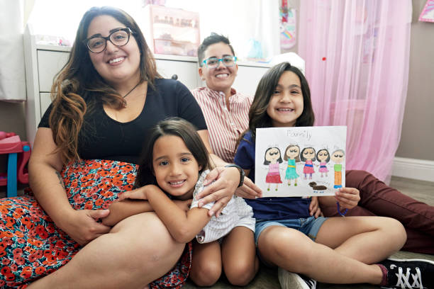 레즈비언 부모 가족과 자녀의 그림의 초상화 - arm around caucasian latin american and hispanic ethnicity child 뉴스 사진 이미지