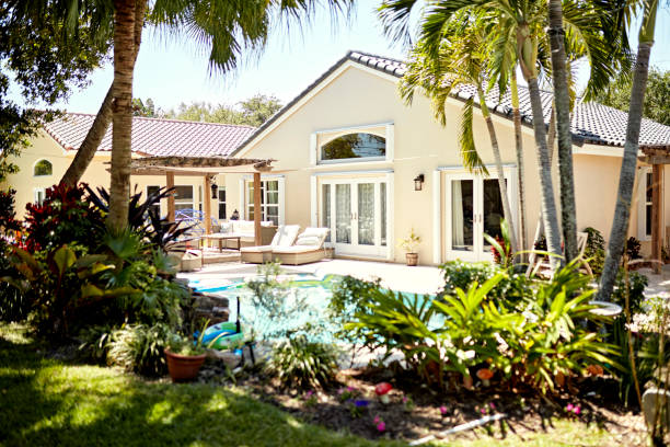 casa de estilo español en el soleado suburbio de miami - front or back yard landscaped patio house fotografías e imágenes de stock