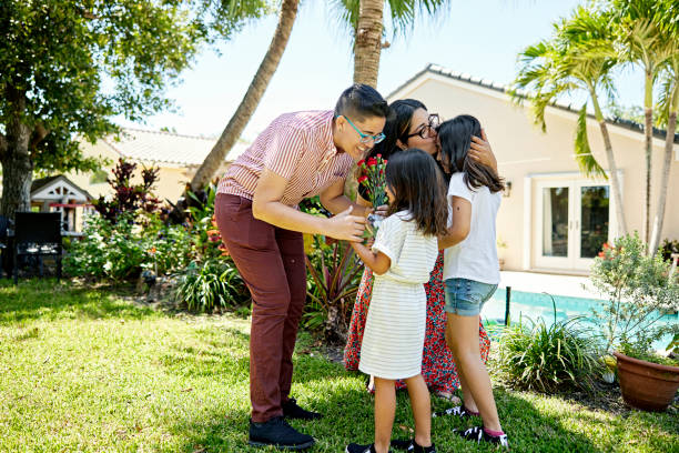 레즈비언 커플이 딸들에게 꽃을 고맙게 생각합니다. - palm tree florida house residential district 뉴스 사진 이미지