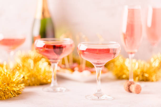 champagne or wine on a decorated table - champagne pink luxury table imagens e fotografias de stock