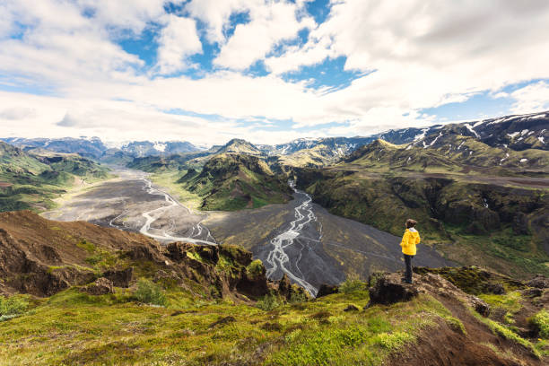 punto panoramico di valahnãºkur con escursionista in piedi sulla vetta e sul fiume krossa che scorre attraverso gli altopiani islandesi a thã³rsmörk, islanda - hiking mountain dirt scenics foto e immagini stock