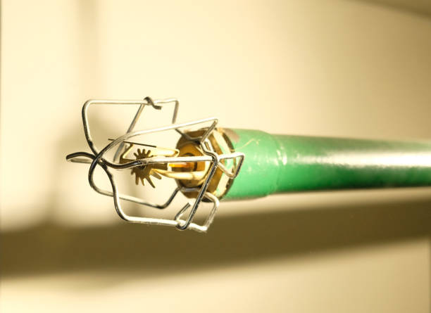 Close-up fragment of fire sprinkler. Drencher firefighting system. Automatic fire extinguishing system. Atomizer for automatic flame extinguishing. Fire extinguishing agent supply system. fragmento de primer plano de rociador de fuego. sistema de extinción de incendios drencher. sistema automático de extinción de incendios. atomizador para extinción automática de llamas. sistema de suministro de agentes extintores de incendios.