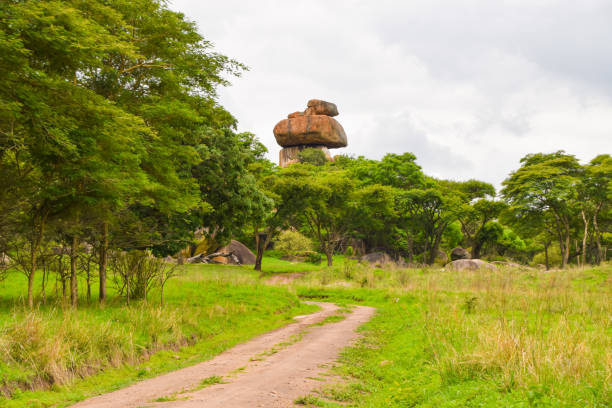 african landscape in zimbabwe - travel famous place balanced rock beauty in nature imagens e fotografias de stock