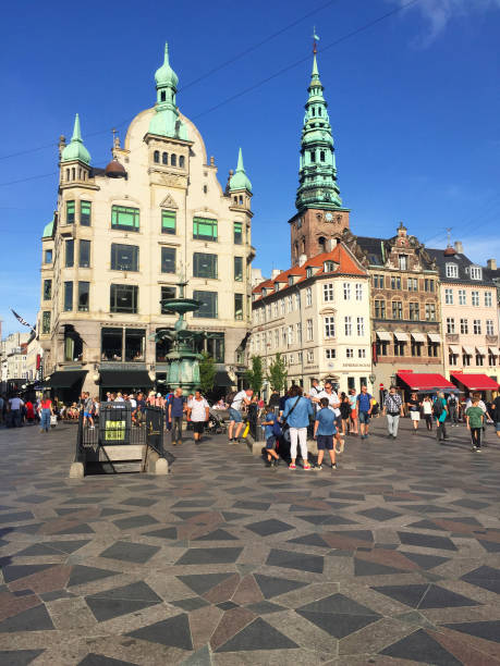 widok w centrum kopenhagi dania - denmark copenhagen brick street zdjęcia i obrazy z banku zdjęć