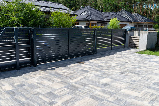 modern panel fencing in anthracite color, visible sliding gate to the garage as well as a handle and a lock. - wicket imagens e fotografias de stock