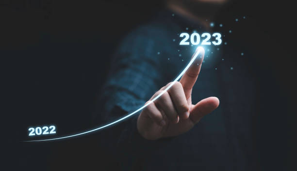 dibujo a mano de empresario para aumentar la flecha de 2022 a 2023 para la preparación feliz navidad y feliz año nuevo concepto. - change aspirations planning business fotografías e imágenes de stock