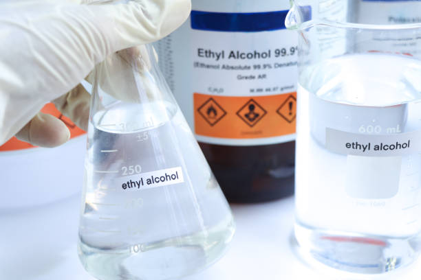エチルアルコール、実験室で使用される化学物質 - scientist research group of people analyzing ストックフォトと画像