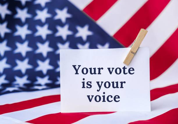 la bandera nacional de los estados unidos de américa. bandera americana con texto de mensaje de nota en papel. el día de las elecciones, da voto, tu voto importa cuenta, el voto es voz. sé responsable. gobierno con derecho a voto - voting fotografías e imágenes de stock