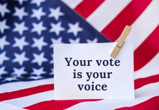 미국의 국기. 종이 메모 메시지 텍스트가있는 미국 국기. 선거일, 투표를하고, 투표 문제가 중요하며, 투표는 목소리입니다. 책임감을 가지십시오. 투표 정부 - voting 뉴스 사진 이미지