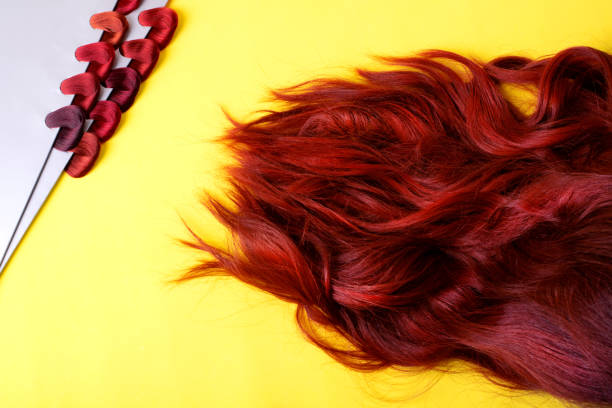 cabelo vermelho e paleta com amostras de tintura de cabelo em amarelo - cabelo pintado de vermelho - fotografias e filmes do acervo