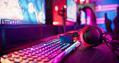 pro-gamer-team-computer-setup-bei-videospiel-esport-championship-mit-neon-tastatur-videospiel.jpg?b=1&s=170x170&k=20&c=xLyYDyHRomfbfHODQCFz7hV-WLuksX8Q0GxEjxJdfYw=