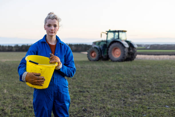 formación en la granja - tractor farm uk agriculture fotografías e imágenes de stock