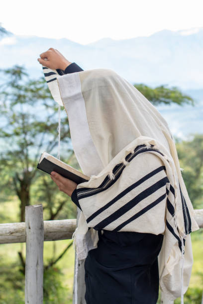 유대인은 오른팔을 하늘로 들어 올리면서 시드두르를 기도하고 읽었습니다. - judaism jewish ethnicity hasidism rabbi 뉴스 사진 이미지