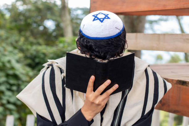 frontal view of a jew praying to his god and curving his face with a siddur. - hasidism imagens e fotografias de stock