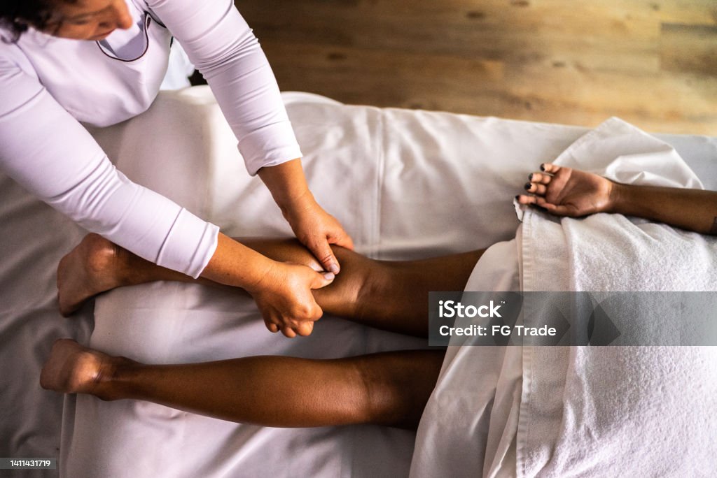 Massage therapist massaging a woman at a beauty spa Hotel Stock Photo