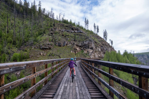 kids biking over the myra trestles - ten speed bicycle imagens e fotografias de stock