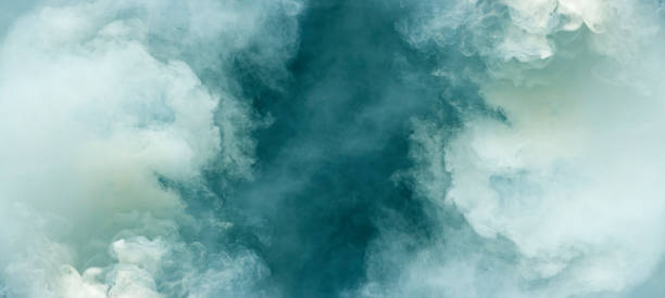 추상적 인 안개 또는 연기는 로고 벽지 또는 웹 배너에 흰색 흐림, 안개 또는 스모그 배경과 함께 검은 배경으로 이동합니다. - wispy smoke steam swirl 뉴스 사진 이미지