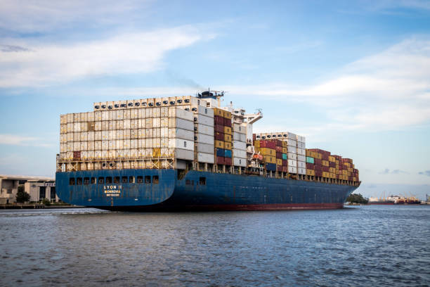 lyon ii ship vessel full with container going out of the savannah harbor - harbor editorial industrial ship container ship imagens e fotografias de stock