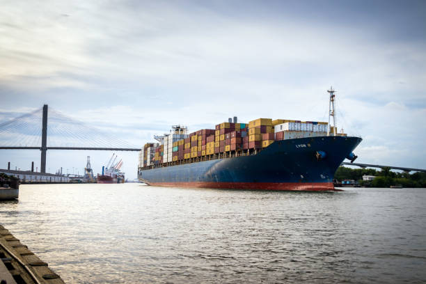 lyon ii ship vessel full with container going out of the savannah harbor - harbor editorial industrial ship container ship imagens e fotografias de stock