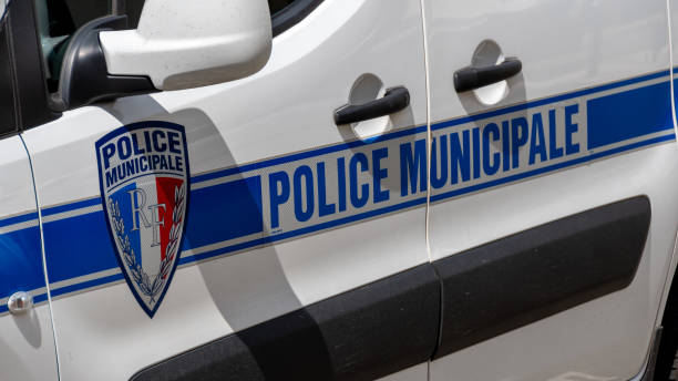 nahaufnahme der markierung "police municipale" an der seite eines streifenwagens der örtlichen polizei in frankreich - parkvergehen strafzettel fotos stock-fotos und bilder