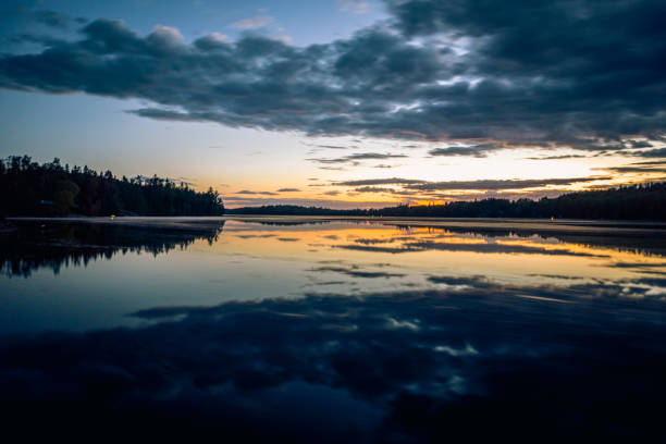 atardecer brillante - kenora fotografías e imágenes de stock