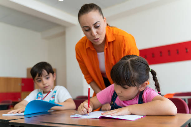 私立小学校の子どもと先生 - elementary school elementary student education caucasian ストックフォトと画像