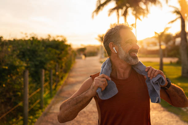 l’âge n’est qu’un chiffre, toujours jeune de cœur - adult jogging running motivation photos et images de collection