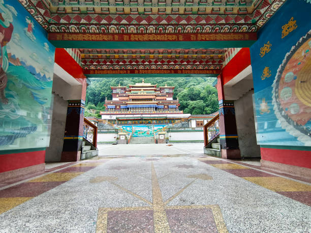 ranka (lingdum ou pal zurmang kagyud), templo dourado, mosteiro em gangtok. - golden temple - fotografias e filmes do acervo