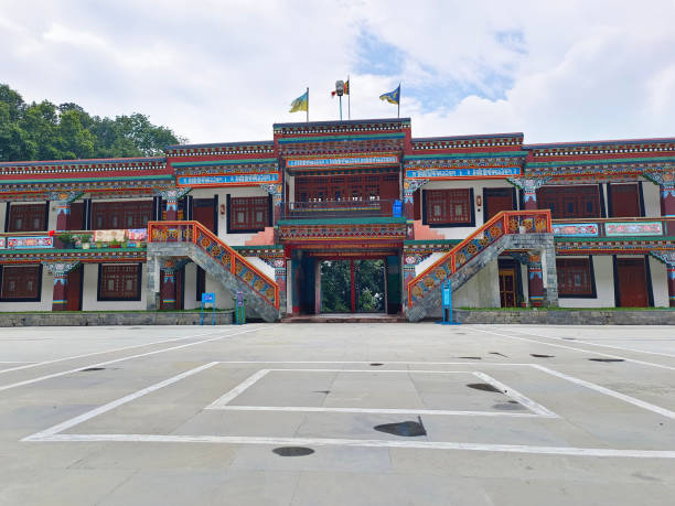 ranka (lingdum ou pal zurmang kagyud), templo dourado, mosteiro em gangtok. - golden temple - fotografias e filmes do acervo