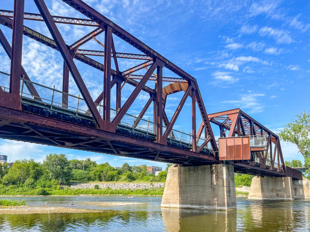 old rail bridge y dique trail en grand river, brantford, canadá - ontario spring bicycle city life fotografías e imágenes de stock