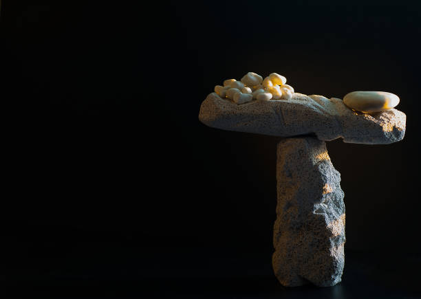 сбалансируйте концепцию равновесия с натуральными камнями. сравнение и - symmetry axis стоковые фото и изображения