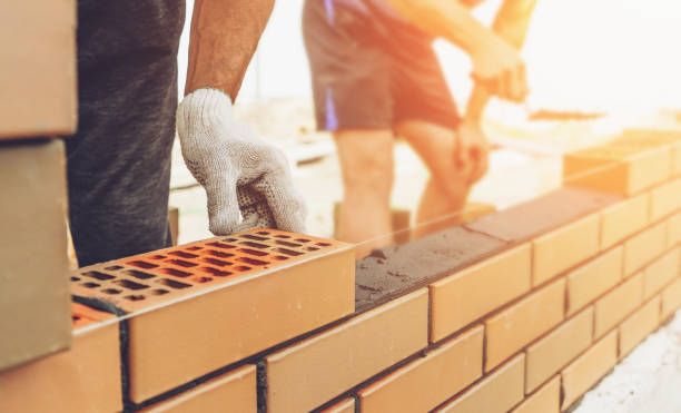 mãos de operário ou pedreiro colocando tijolos de perto. pedreiro trabalha na fila de tijolos. alvenaria em canteiro de obras - mason brick bricklayer installing - fotografias e filmes do acervo