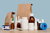 online-apothekenbestellung-und-medikamentenlieferung-gesundheit-und-medizin.jpg?b=1&s=170x170&k=20&c=YSKiK8jK4Yr3boXOAfhQgAu2QiGH4UAPTR4Tavaq0I0=