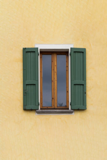 traditionelles fenster des italienischen hauses mit schließenden türen aus holz - texas blues stock-fotos und bilder