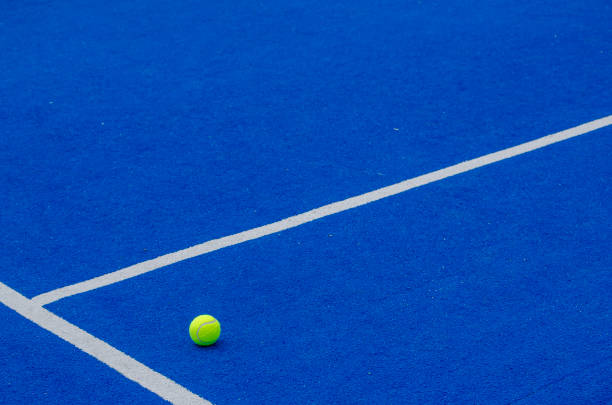 파란 패들 테니스 코트에 공, 라켓 스포츠 컨셉 - tennis artificial turf playing field sports venue 뉴스 사진 이미지