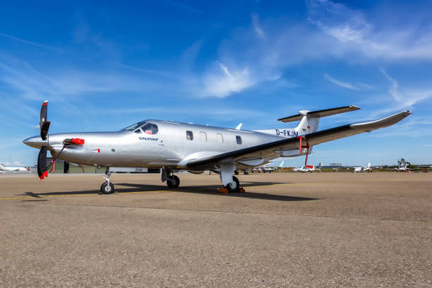 aereo privato pilatus pc-12 aeroporto di stoccarda in germania - pilatus foto e immagini stock