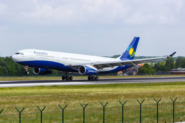 rwandair airbus a330-300 самолет брюссель аэропорт в бельгии - airbus a330 стоковые фото и изображения