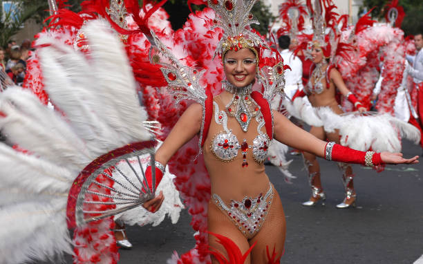 dancer in the carnival parade of puerto de la cruz - tenerife spain santa cruz de tenerife canary islands imagens e fotografias de stock