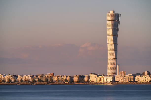 el rascacielos turning torso es el edificio más alto de escandinavia con 190 metros y el punto de referencia más reconocible de malmö, suecia. - malmo fotografías e imágenes de stock