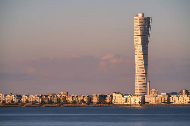 wieżowiec turning torso to najwyższy budynek w skandynawii o długości 190 metrów i najbardziej rozpoznawalny punkt orientacyjny dla malmo w szwecji. - recognizable zdjęcia i obrazy z banku zdjęć
