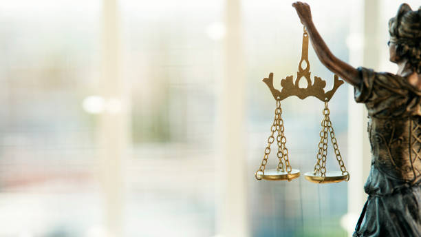 весы символа правосудия, изображение понятия правового права - scales of justice legal system law balance стоковые фото и изображения