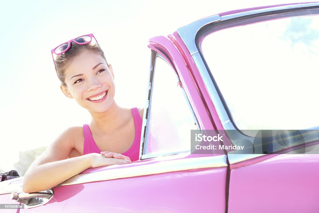 Femme conduire une voiture ancienne - Photo de Cuba libre de droits