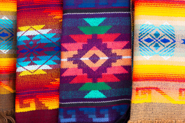 gruppe von ponchos auf dem traditionellen markt von kolumbien - bedding merchandise market textile stock-fotos und bilder