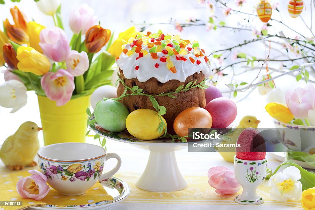 Wielkanocne ciasto i kolorowe jaja - Zbiór zdjęć royalty-free (Nakrycie stołu)