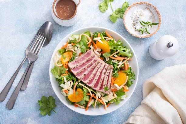 thon poêlé avec salade asiatique croquante aux oranges - tuna steak grilled tuna food photos et images de collection