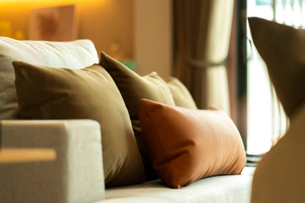 interior contemporáneo de la sala de estar con parte de sofá y conjunto de decoración de almohada en día soleado y cortina blanca detalle de interior diseño concepto de fondo - cushion pillow textile luxury fotografías e imágenes de stock