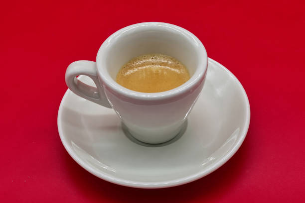 clásico café expreso italiano aislado sobre fondo rojo. bolonia, italia. - pausa caffè fotografías e imágenes de stock