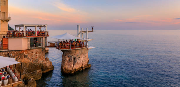 ristorante di lusso le plongeoir sul mar mediterraneo a nizza, francia al tramonto - city of nice restaurant france french riviera foto e immagini stock