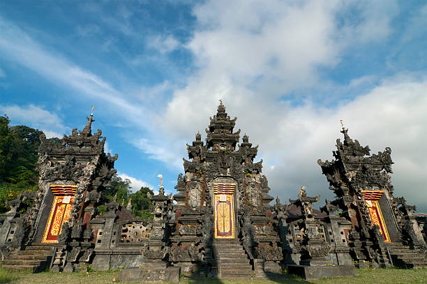 istock Balinese temple on Buyan lake, Indonesia 141155602