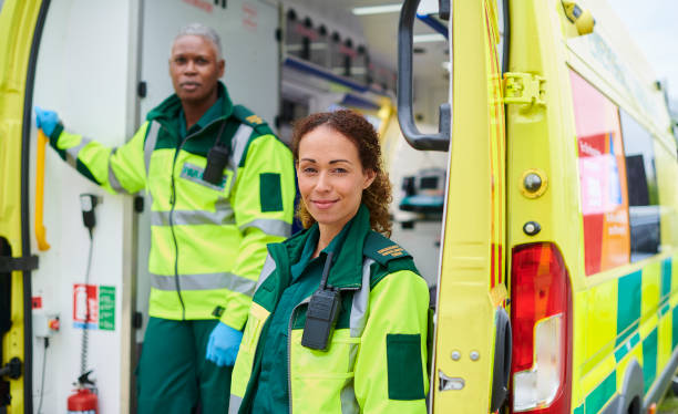 paramédico retrato de ambulância - serviços de emergência - fotografias e filmes do acervo